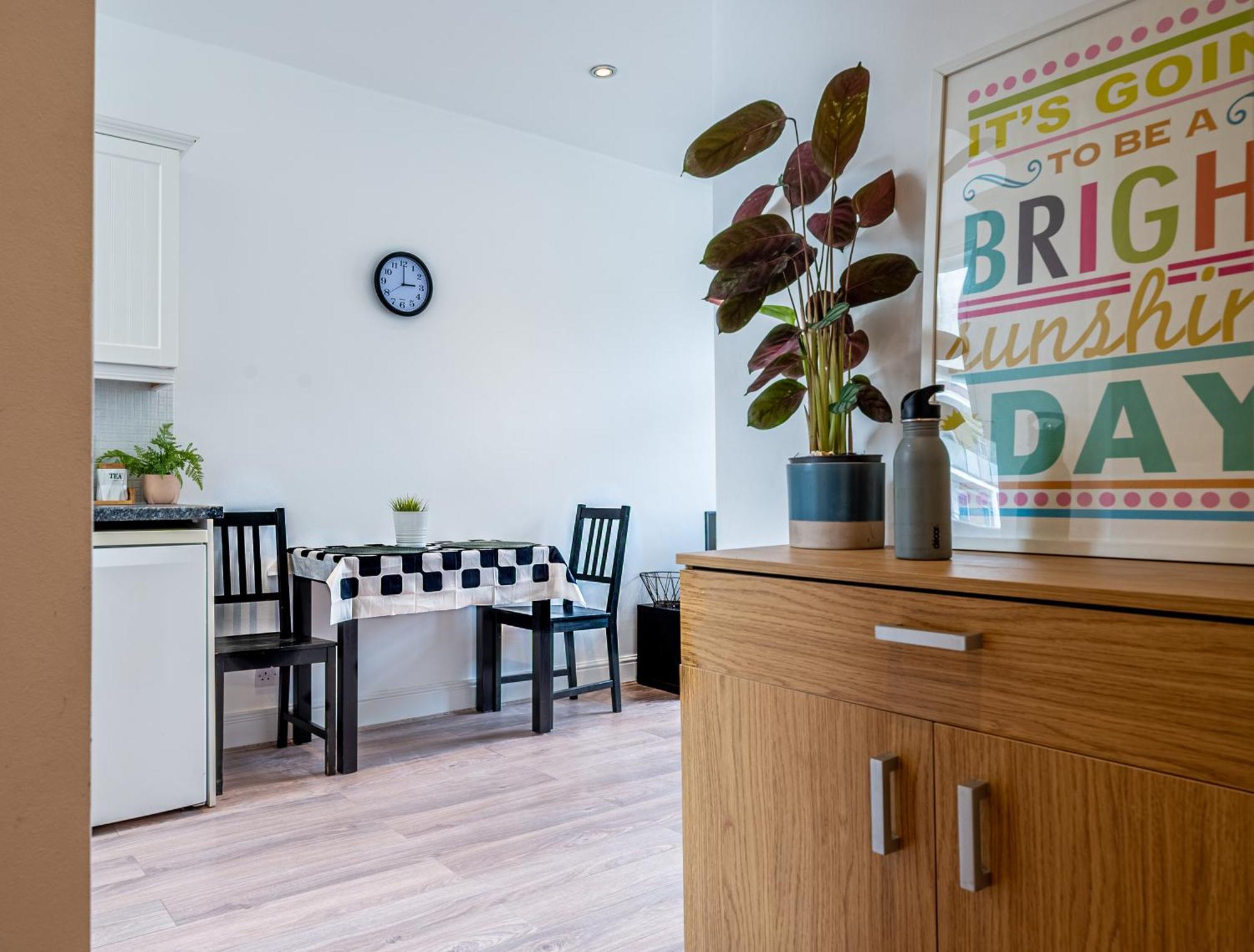 One-Bed Flat, Kensington, Bank Payment To The Host Within 24H From The Reservation Appartement Londen Buitenkant foto